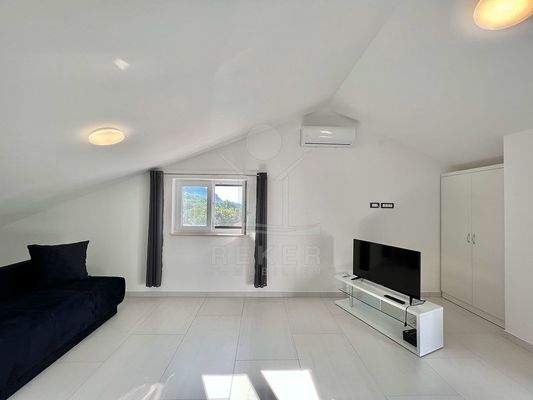 Offener Wohnbereich und geräumige Zimmer