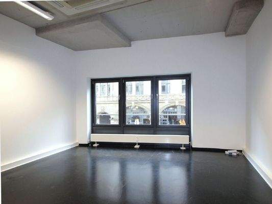 raum zur strasse ohne möbel