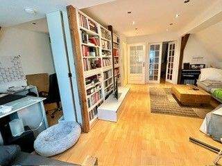 Wohnzimmer mit abgetrennten Arbeitszimmer.jpg