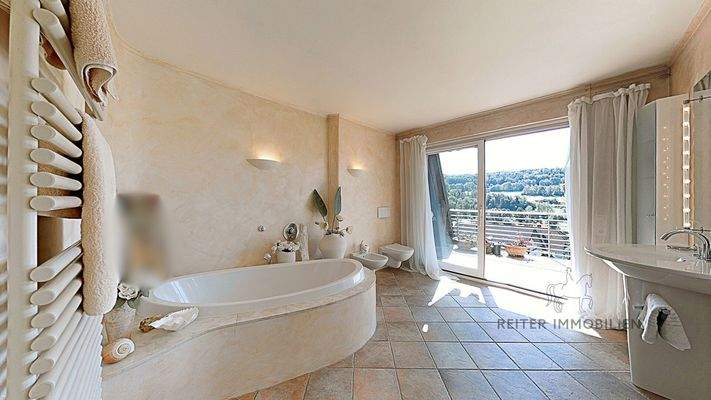 DG: Wellnessbadezimmer mit Wanne und Balkonzugang