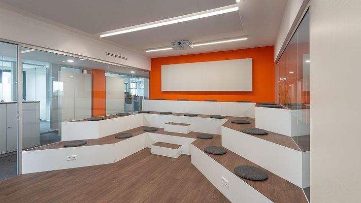 Arena mit Beamer und Leinwand