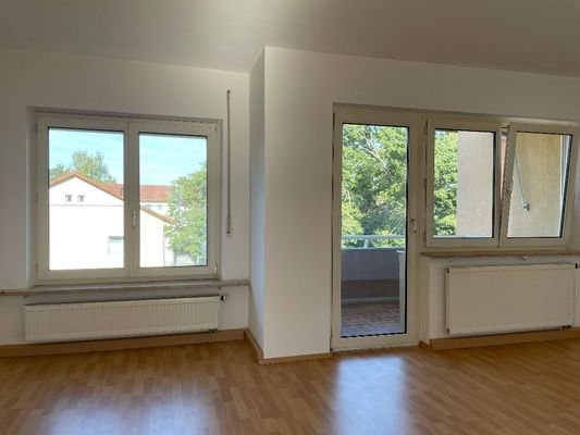 Wohnzimmer mit Balkon