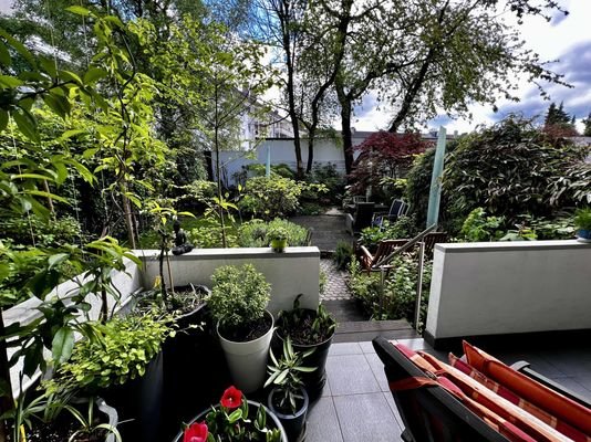 Südbalkon mit Blick in den eigenen Garten