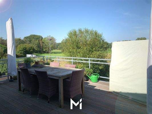 Balkon mit zwei fest installierten Sonnenschirmen