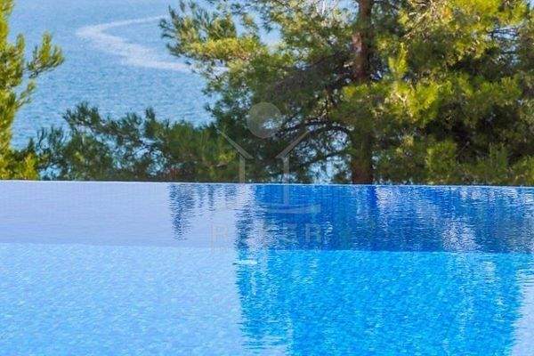 Der Infinity-Pool mit Meerblick ist ein Highlight