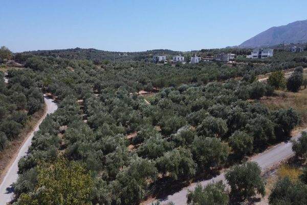 Kreta, Kournas: Eckgrundstück nahe des Kournas-Sees zu verkaufen