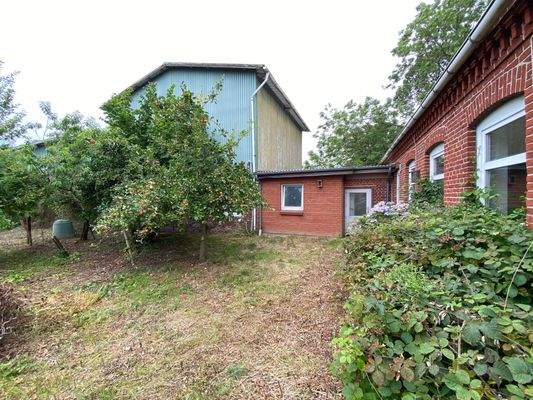 Garten zwischen Bauernhaus und Scheune