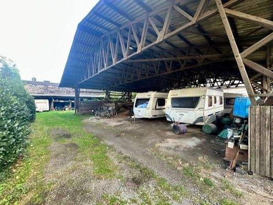 Freilufthalle mit Stellplätzen für Wohnwagen