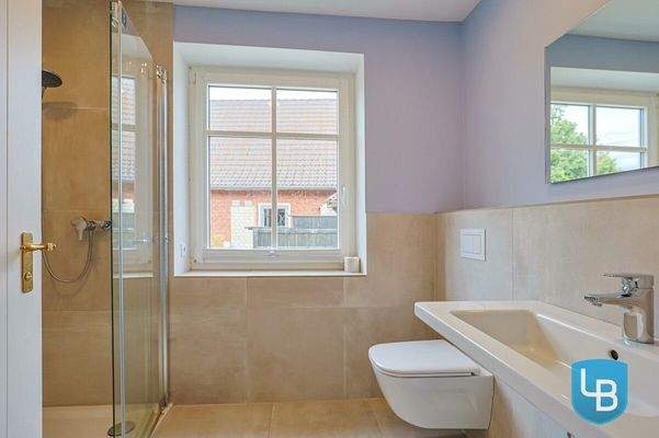 Modernes Duschbad mit Fenster