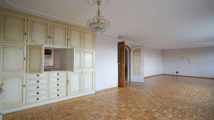 ...in den großzügigen Wohn- und Essbereich gehen...