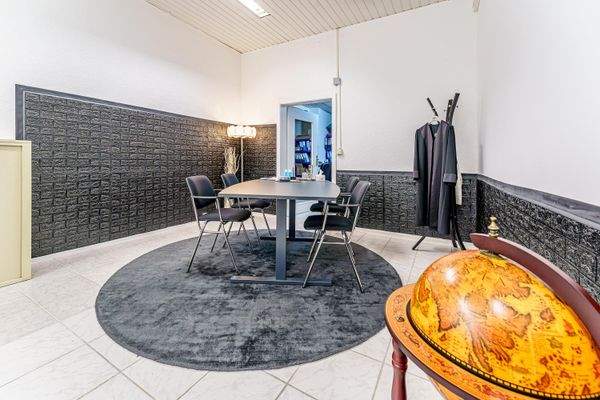 mit Besprechungsmöglichkeiten.