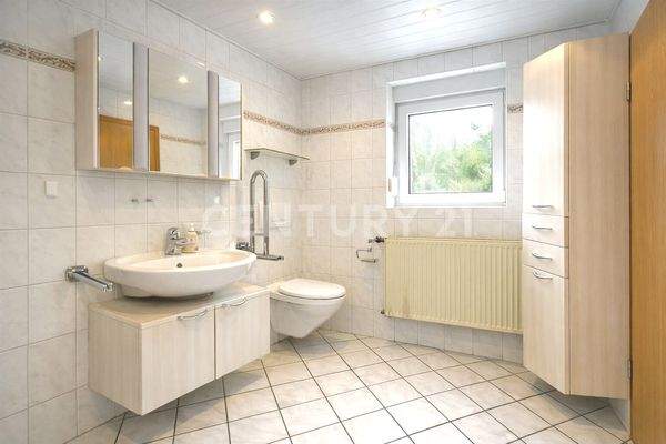 Bad im Erdgeschoss mit Waschtisch und Stauraum