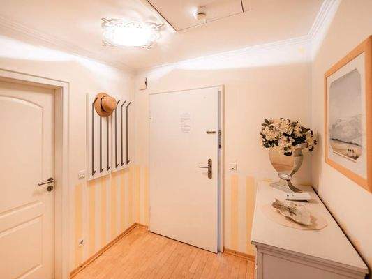 Eingangsbereich mit Garderobe und sep. Abstellraum