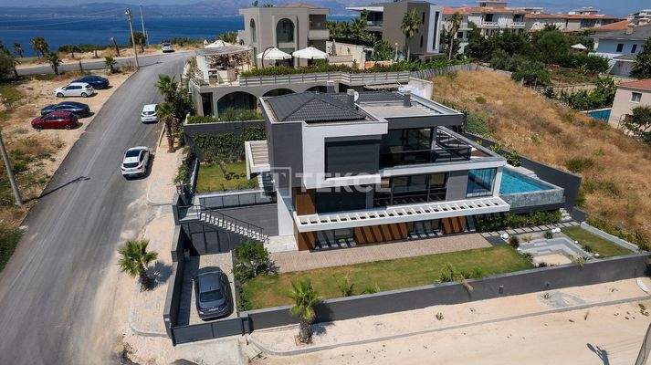 Villa with Pool Close to the Sea in İzmir Çeşme