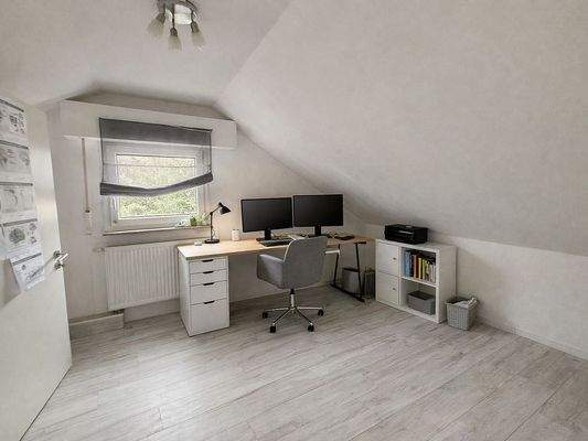 Home-Office (KI möbliert)