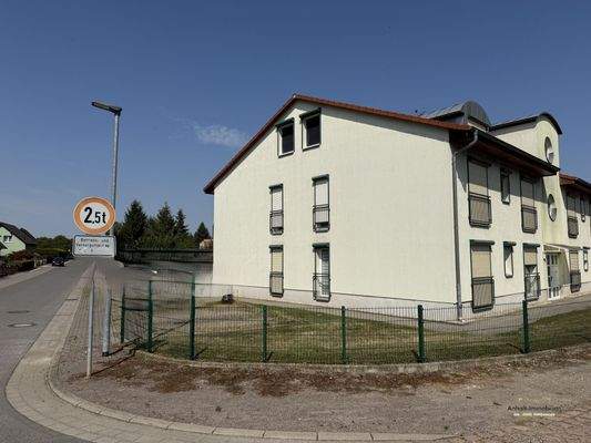 Giebelseite und Parkplätze