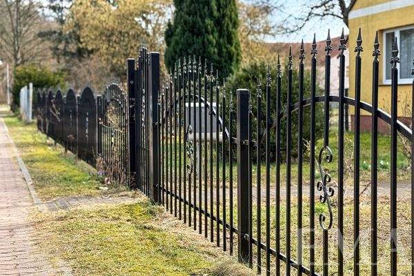 schmiedeeiserner Gartenzaun