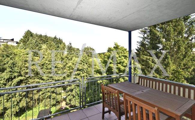 Sommer - Balkon in den Bäumen