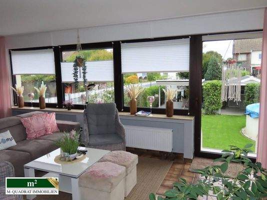 Wohnzimmer/ Anbau mit heller Befensterung