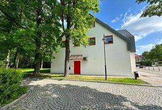 Hausansicht und Personaleingang