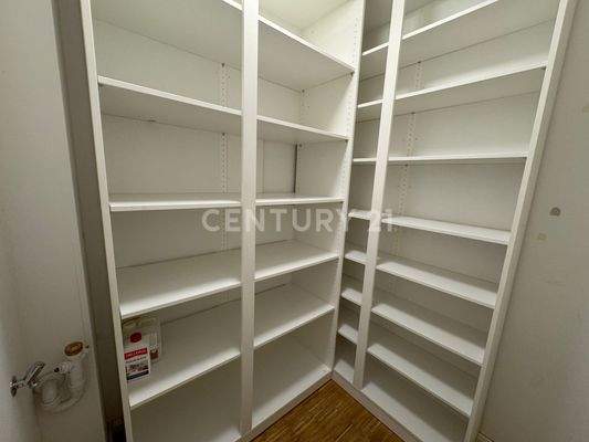 Abstellraum mit Waschmaschinenanschluss