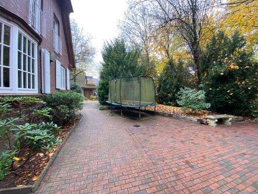 Hof Gästehaus Richtung Garage.jpeg