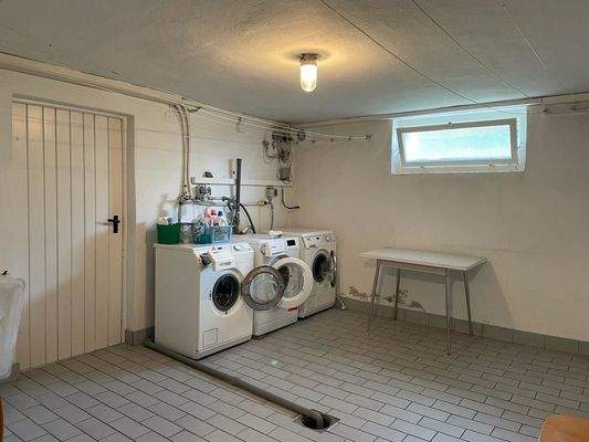 trockener und sehr großzügier Kellerbereich