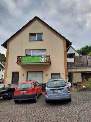 Hausansicht mit Balkon