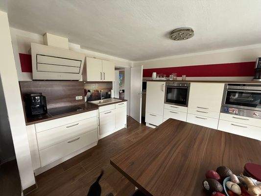 Moderne weiße Küche