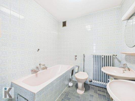 Hell ausgestattetes Badezimmer