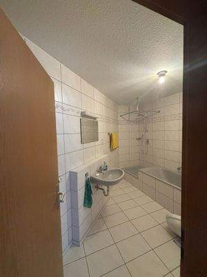 Badezimmer mit Dusche und Wanne