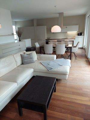 WoZi mit Blick auf Einbauküche