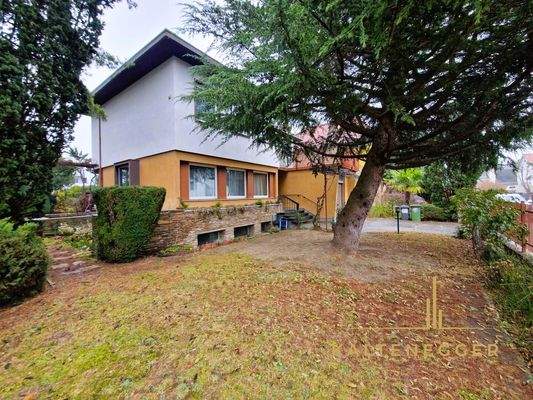 Haus Außenansicht + Vorgarten