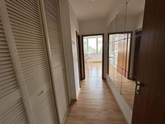 Eingangsbereich mit Garderobe und Gäste WC