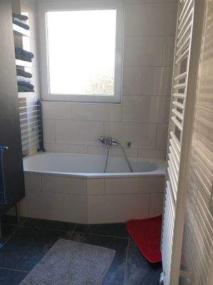 Teilansicht vom Badezimmer 