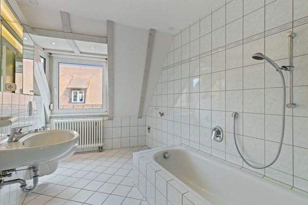 Wohnung OG Mittelstr. 10 untere Ebene mit Badewanne