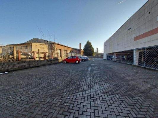 Freifläche mit Außenstellplätzen