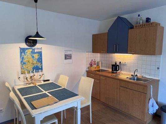 Essbereich mit Einbauküche