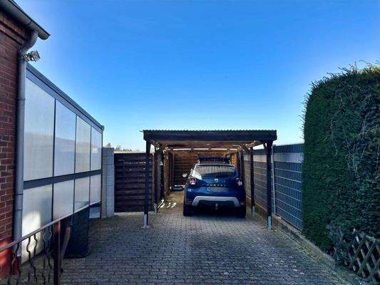 Lange Einfahrt mit Carport