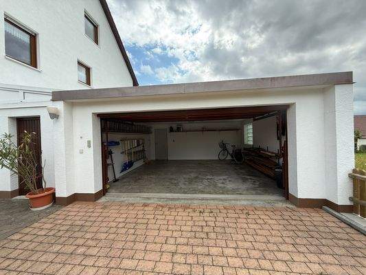 Geräumige Doppelgarage