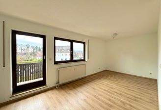 Helles Wohnzimmer mit großen Balkon