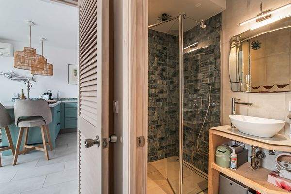 Eines von 2 Badezimmern