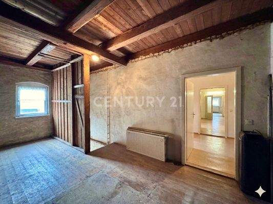 Unausgebauter Bereich im OG mit Blick zum Flur (KI bereinigt