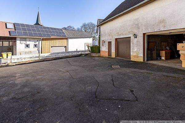 großer Hof vor dem Haus