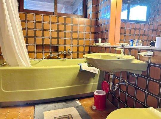 Bad 1 mit Wanne + Fenster.