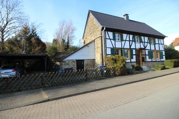STRASSENSEITIGE ANSICHT