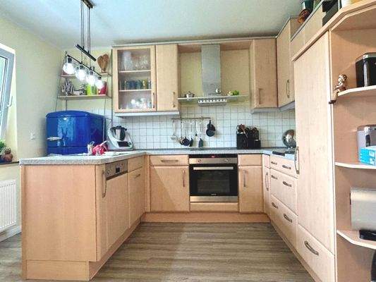 Optimal ist die Einbauküche eingepasst