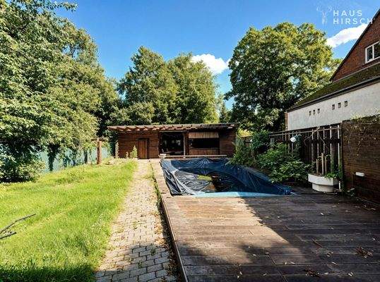 Blick in den Garten mit Pool 