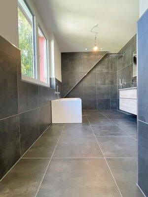 Badezimmer mit Wanne,Dusche, Doppelwaschbecken und WC ( vom Schlafzimmer zugänglich)