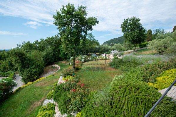 Eckreihenhaus-Villa mit großem Garten in Castion Veronese - Gardasee